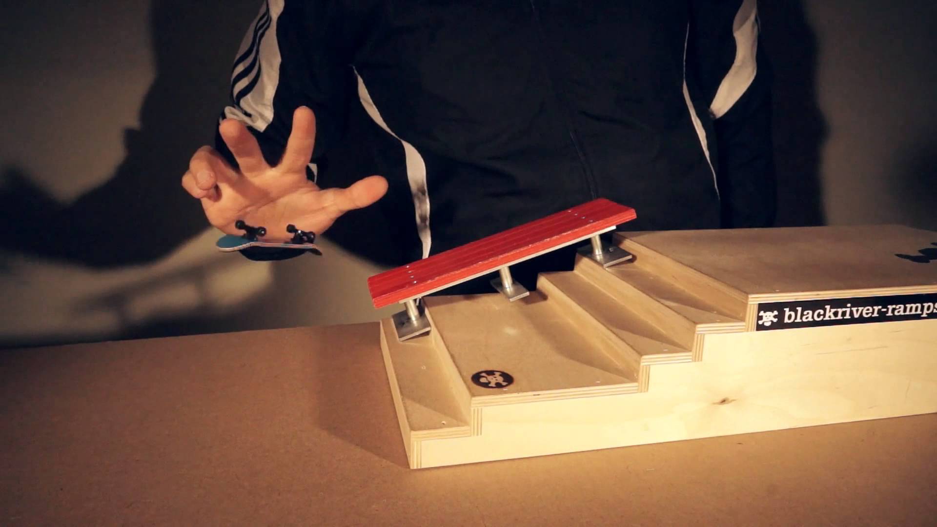 Mike Schneider, Profesional Fingerboarder